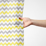 Foulard Motif Zigzag, Motif Chevron, Jaune, Gris<br><div class="desc">Elégante,  élégante et raffinée,  motif en zigzag (chevron),  couleur jaune,  gris et blanc. Un cadeau moderne et tendance,  parfait pour les amoureux du zigzag dans votre vie.</div>