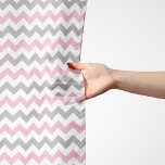 Foulard Motif Zigzag, Motif Chevron, rose, gris<br><div class="desc">Elégante,  élégante et raffinée,  motif en zigzag (chevron),  couleur rose,  gris et blanc. Un cadeau moderne et tendance,  parfait pour les amoureux du zigzag dans votre vie.</div>