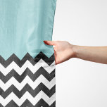 Foulard Motif Zigzag noir et blanc, Chevron, Bleu<br><div class="desc">Elégante,  élégante et raffinée,  motif en zigzag (chevron) de couleur noir et blanc sur arrière - plan bleu. Un cadeau moderne et tendance,  parfait pour les amoureux du zigzag dans votre vie.</div>