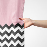 Foulard Motif Zigzag noir et blanc, Chevron, rose<br><div class="desc">Elégante,  élégante et raffinée,  motif en zigzag (chevron),  couleur noir et blanc sur arrière - plan rose. Un cadeau moderne et tendance,  parfait pour les amoureux du zigzag dans votre vie.</div>