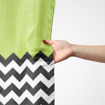 Foulard Motif Zigzag noir et blanc, Chevron, Vert<br><div class="desc">Elégante,  élégante et raffinée,  motif en zigzag (chevron),  couleur noir et blanc sur arrière - plan vert. Un cadeau moderne et tendance,  parfait pour les amoureux du zigzag dans votre vie.</div>