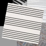 Foulard Musique Manuscript Line Motif Musicien Noir Blanc<br><div class="desc">Cette belle écharpe présente un élégant motif en noir et blanc,  inspiré des cinq lignes du personnel musical. Simple et élégant,  le foulard de chiffon est un cadeau idéal pour les mélomanes.</div>