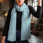 Foulard Noël bleu et blanc<br><div class="desc">Offrez-vous la saison hivernale avec cette élégante écharpe de Noël bleue et blanche dotée d'un délicat motif à flocon de neige. L'arrière - plan bleu intemporel et les flocons blancs contrastés confèrent un look chic et polyvalent qui s'ajoute à toute tenue de vacances. Fabriqué en mousseline légère, ce foulard ajoute...</div>