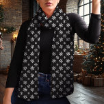 Foulard Noël noir et blanc<br><div class="desc">Offrez-vous la saison hivernale avec cette élégante écharpe de Noël noire et blanche dotée d'un délicat motif à flocon de neige. L'arrière - plan noir intemporel et les flocons de neige blancs contrastés créent un look chic et polyvalent qui s'ajoute à toute tenue de vacances. Fabriqué en mousseline légère, ce...</div>