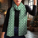 Foulard Noël vert et blanc<br><div class="desc">Profitez de la saison hivernale avec cette élégante écharpe de Noël verte et blanche dotée d'un délicat motif à flocon de neige. L'arrière - plan vert intemporel et les flocons blancs contrastés créent un look chic et polyvalent qui complète tout équipement de vacances. Fabriqué en mousseline légère, ce foulard ajoute...</div>