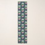 Foulard Palmiers Flamants roses roses et succulents florau<br><div class="desc">Un foulard avec un motif répétitif d'une illustration d'un flamant rose debout sur un lit de fleurs florales succulentes avec des palmiers verts se balançant à l'arrière. Tropical et joli. L'arrière - plan est bleu foncé.</div>