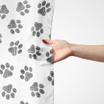 Foulard Patrouilles de Doodle, Paws de Chien, Paws Noirs<br><div class="desc">Joli,  amusant et adorable motif avec pattes de doodle en noir sur arrière - plan blanc. Un cadeau moderne et tendance,  parfait pour l'amoureux des chiens dans votre vie.</div>