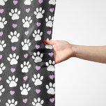 Foulard Paw Motif, Chien Paws, White Paws, Lilac Hearts<br><div class="desc">Joli,  amusant et adorable motif avec pattes blanches et coeurs lilas. Un cadeau moderne et tendance,  parfait pour l'amoureux des chiens dans votre vie.</div>