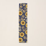 Foulard Sunny Yellow Gold Navy Feuille Motif<br><div class="desc">Ce motif floral élégant et chic est parfait pour la saison estivale. Il présente un motif de tournesol peint en jaune et marron avec des feuilles de feuille d'or imitation imprimés sur le dessus d'un arrière - plan bleu marine simple. Cette impression est tendance, country et moderne. ***REMARQUE IMPORTANTE DE...</div>