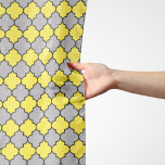 Foulard Trellis Jaune, Quatrefoil, treillis Marocain<br><div class="desc">Elégante,  élégante et raffinée,  la trellis marocaine motif dans les tons gris et jaune. Un cadeau moderne et branché,  parfait pour les amoureux de la latticework dans votre vie.</div>