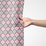 Foulard Trellis rose, Quatrefoil, treillis marocain<br><div class="desc">Elégante,  élégante et raffinée,  la trellis marocaine est motif de couleur gris et rose. Un cadeau moderne et branché,  parfait pour les amoureux de la latticework dans votre vie.</div>