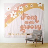 Four Ever Groovy Retro Daisy 4e Verjaardag Banner  Wandkleed (In Situ (horizontaal))