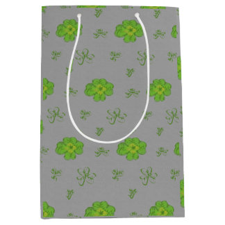 Four-Leaf Clover groen op neutrale achtergrond Medium Cadeauzakje