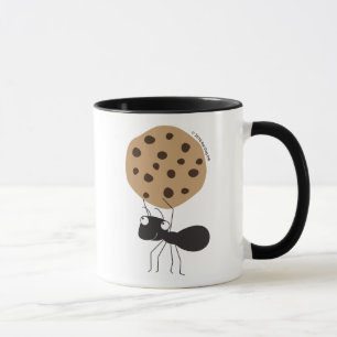 Fourmi avec la tasse de biscuit