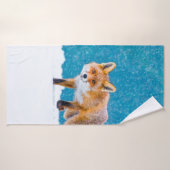Fox in winter. Red fox, Vulpes vulpes, sniffs abou (Serviette de bain)