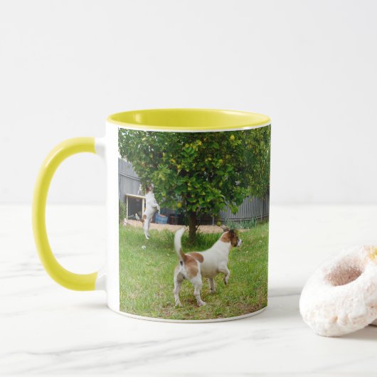 Fox Terrier springt in een boom, Mok (Met donut)