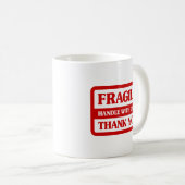 Fragile handgreep met zorg koffiemok (Voorkant rechts)