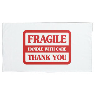 Fragile handgreep met zorg kussensloop