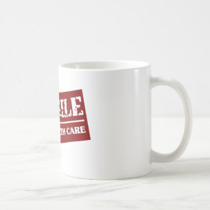 Fragile handgreep met zorgobject koffiemok