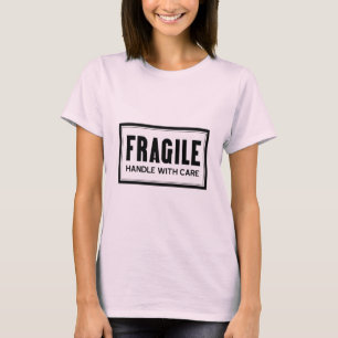 Fragile handgreep met zorgverlener t-shirt