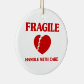 Fragile hartbehandeling met zorg keramisch ornament (Rechts)