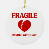 Fragile hartbehandeling met zorg keramisch ornament (Voorkant)