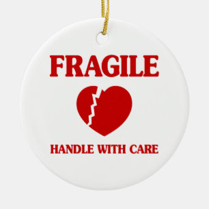 Fragile hartbehandeling met zorg keramisch ornament