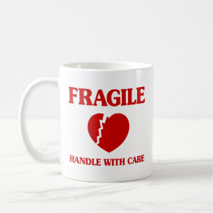 Fragile hartbehandeling met zorg koffiemok
