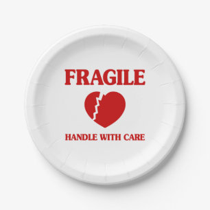 Fragile hartbehandeling met zorg papieren bordje
