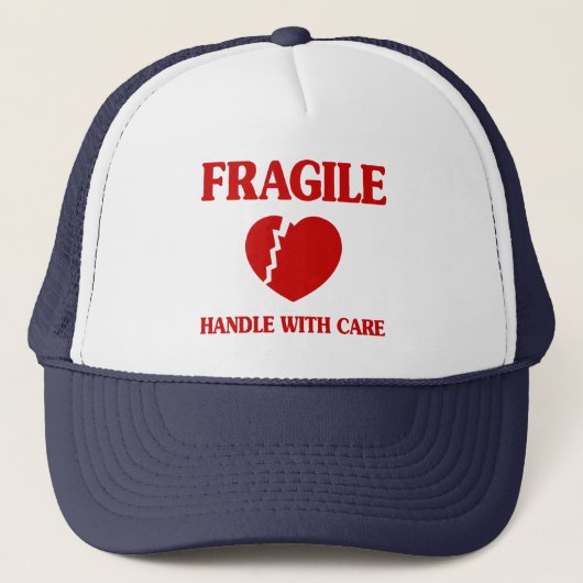Fragile hartbehandeling met zorg trucker pet (Voorkant)