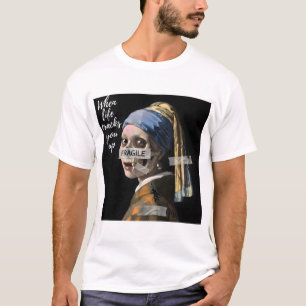 Fragile parodie meme - gekraakte parel oorbel skel t-shirt