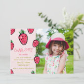 Fraise Anniversaire Fête Invitation Berry Sweet (Debout devant)