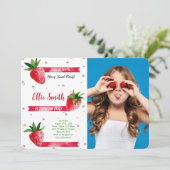 Fraise Birthday Photo Invitation (Debout devant)