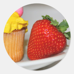 Fraise et un autocollant de petit pain