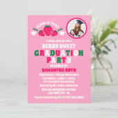 Fraise Photo Graduation Party Invitations (Debout devant)
