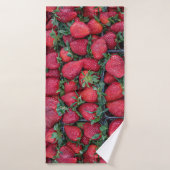 Fraises avec feuilles vertes (Serviette de bain)