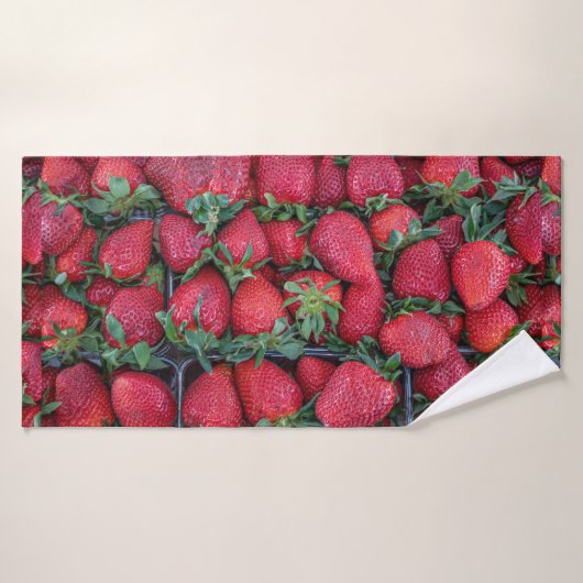 Fraises avec feuilles vertes (Serviette de bain)