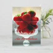 Fraises dans une invitation de cuvette (Debout devant)