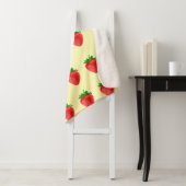 Fraises sur la couverture Sherpa Jaune (En situation)
