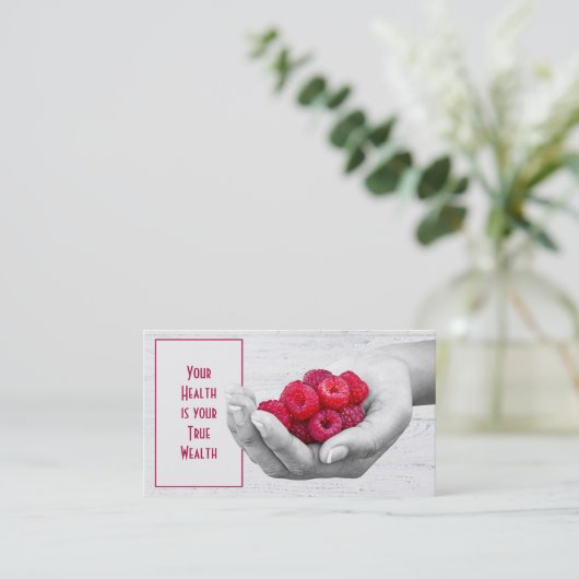 Framboises rouges en Carte de visite main (Debout devant)