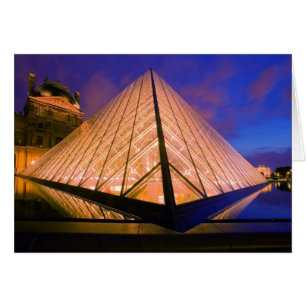France, Paris. Le musée du Louvre au crépuscule. 2