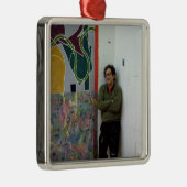 Frank Stella naast een van zijn werken Metalen Ornament (Rechts)