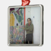 Frank Stella naast een van zijn werken Metalen Ornament (Links)