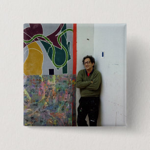 Frank Stella naast een van zijn werken Vierkante Button 5,1 Cm