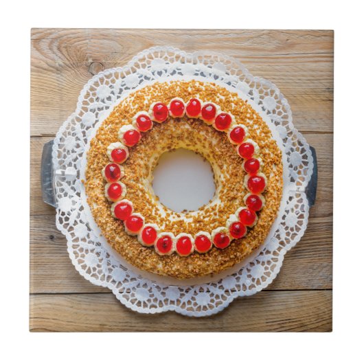 Frankfurt krooncake met kersen op bijtend hout tegeltje (Voorkant)