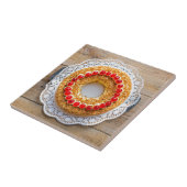 Frankfurt krooncake met kersen op bijtend hout tegeltje (Zijkant)