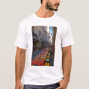 Frankrijk, Corsica. Tafels van café opgesteld in s T-shirt