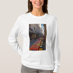 Frankrijk, Corsica. Tafels van café opgesteld in s T-shirt