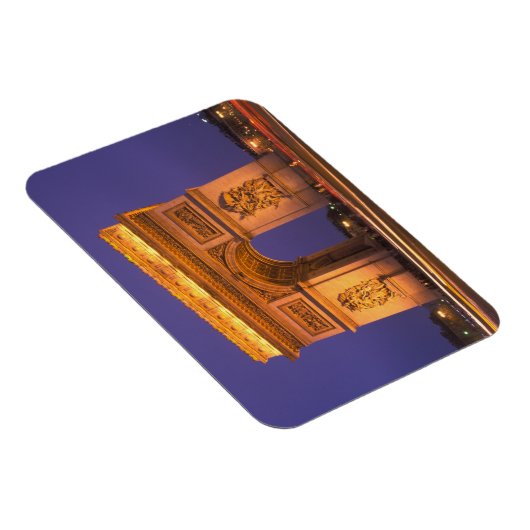 Frankrijk, Parijs, Arc de Triomphe bij schemering. Magneet (Rechterzijde)