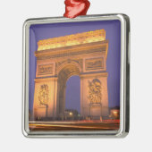 Frankrijk, Parijs, Arc de Triomphe bij schemering. Metalen Ornament (Links)